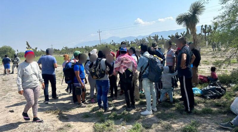Autobús que trasladaba a 54 migrantes sufre accidente en carretera en norte de México