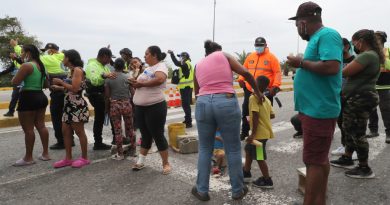 Tensión y protestas en La Guaira entre los desalojados por el terremoto de Venezuela