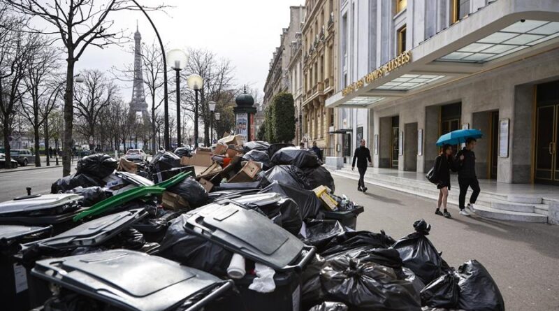 Los basureros de París endurecerán la huelga si Macron no retira su reforma