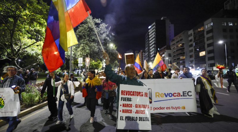 ‘Marcha de las antorchas’ a favor de la revocatoria del mandato de Daniel Noboa en Ecuador