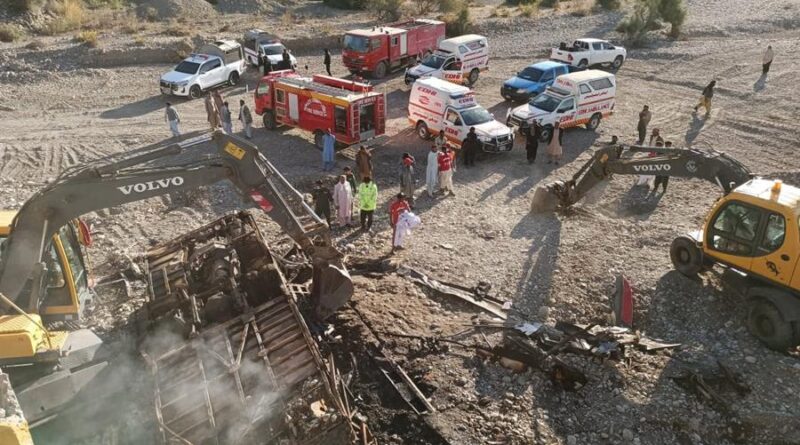 Cuarenta muertos en el peor accidente de autobús en casi 10 años en Pakistán