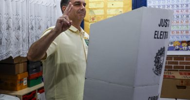 Flávio Bolsonaro lidera con un 50,9 %; Lula, segundo con el 40,7 %, con el 10 % escrut
