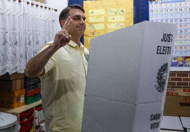 Flávio Bolsonaro lidera con un 50,9 %; Lula, segundo con el 40,7 %, con el 10 % escrut
