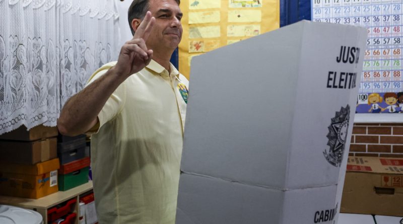 Flávio Bolsonaro lidera con un 50,9 %; Lula, segundo con el 40,7 %, con el 10 % escrut