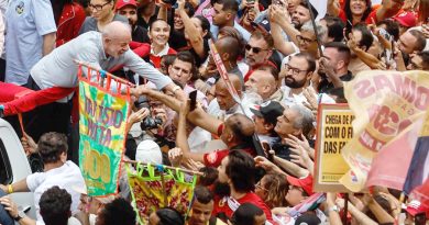 Lula pide «matar la desgracia» y vencer a Flávio Bolsonaro en primera vuelta este domingo