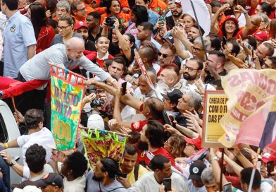 Lula pide «matar la desgracia» y vencer a Flávio Bolsonaro en primera vuelta este domingo
