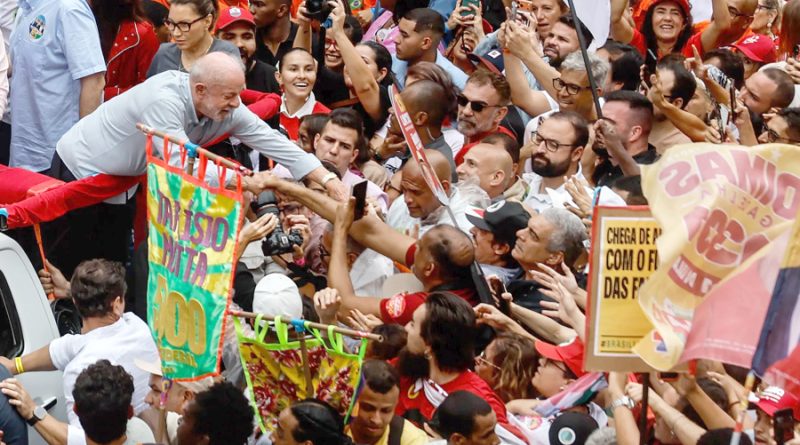 Lula pide «matar la desgracia» y vencer a Flávio Bolsonaro en primera vuelta este domingo