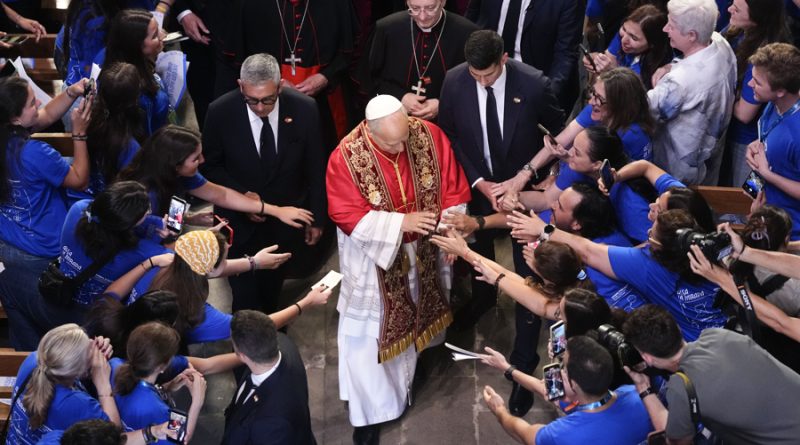 Barcelona recibe al papa con gran expectación y emoción de los fieles