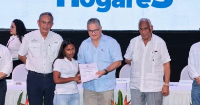 Ministro Orillac entrega 600 apartamentos y 37 títulos de propiedad en Colón