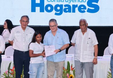 Ministro Orillac entrega 600 apartamentos y 37 títulos de propiedad en Colón