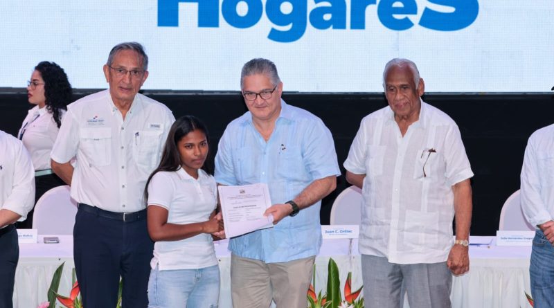Ministro Orillac entrega 600 apartamentos y 37 títulos de propiedad en Colón