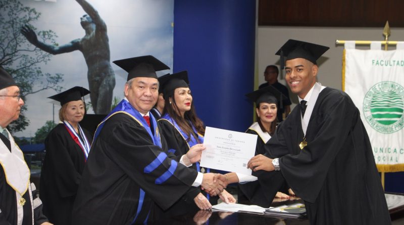 Facultad de Comunicación Social de la Universidad de Panamá gradúa a 221 nuevos profesionales en su 42° aniversario