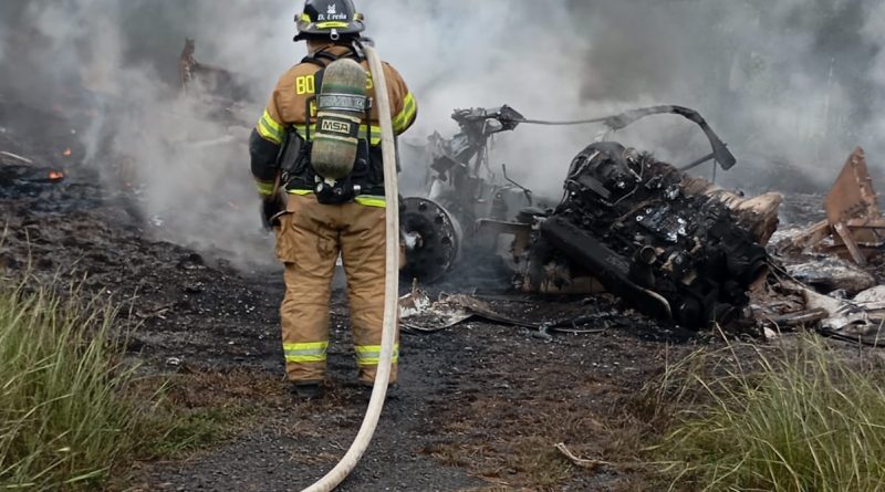 Una víctima fatal: Bomberos controlan emergencia por explosión de vehículo articulado en Viguí; autoridades investigan las causas del incidente