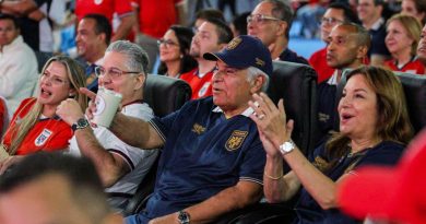 Pareja Presidencial y autoridades gubernamentales se suma a la ‘marea roja’ que respalda a la Sele