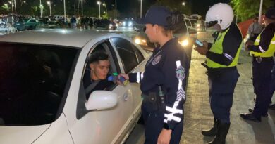 Policía le cae a conductores por realizar reuniones clandestinas en la Cinta Costera