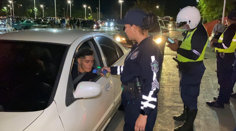 Policía le cae a conductores por realizar reuniones clandestinas en la Cinta Costera