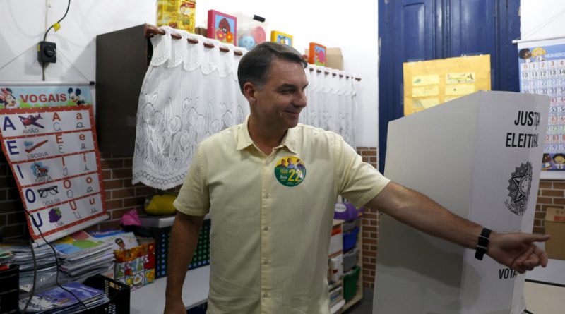«Brasil necesita cambio», dice Flávio Bolsonaro al votar en las presidenciales de Brasil