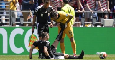 Árbitro con calambres, jugadores con joyas y Messi con más parches