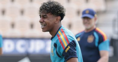 Lamine Yamal, titular en un once con Dani Olmo, Baena y Pedro Porro