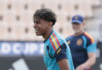 Lamine Yamal, titular en un once con Dani Olmo, Baena y Pedro Porro