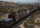 Miles de migrantes que llegan en tren a mexicana Ciudad Juárez deambulan por el río Bravo