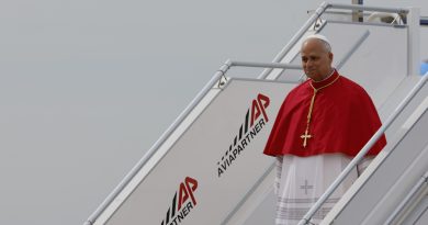 El papa confiesa, durante su vuelo a España, que Prevost «es del Real Madrid»