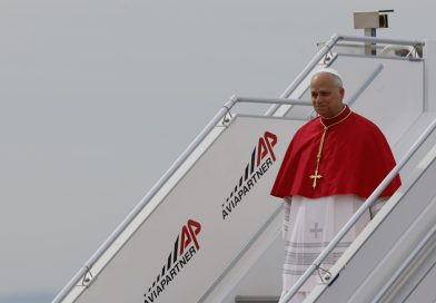 El papa confiesa, durante su vuelo a España, que Prevost «es del Real Madrid»