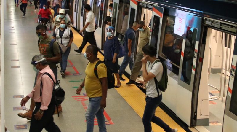 personas en el metro