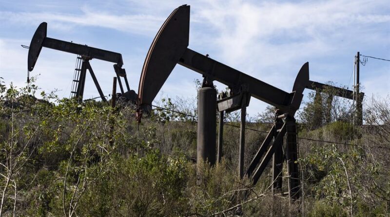 El petróleo de Texas baja un 1,6 % y cierra en 112,40 dólares el barril