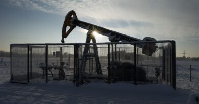 El petróleo de Texas cae un 8,2% y cierra por debajo de cien dólares el barril